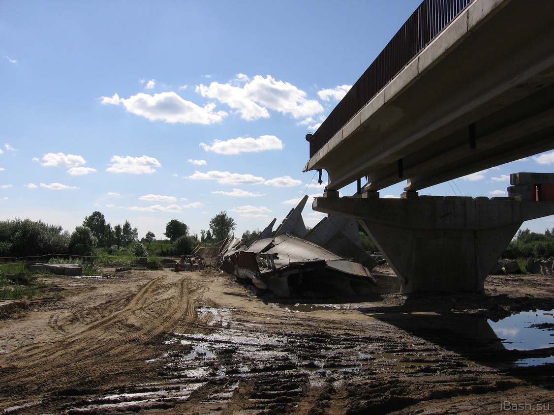 Разбитый мост. Мост Десногорск разрушен. Разрушенный мост Волоколамск. Суджа разрушенный мост-1м. Сломанный мост.